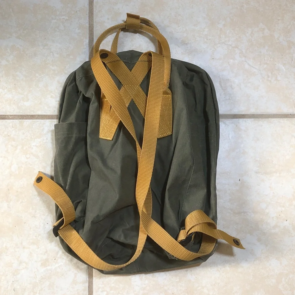 Fjallraven Kanken backpack military Green w/Yellow Handles